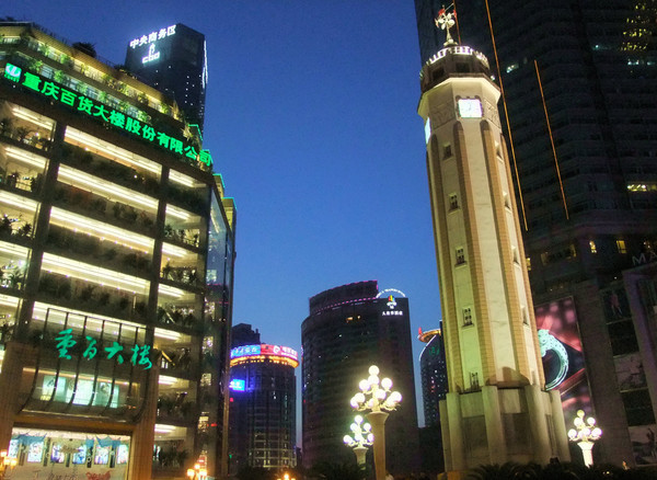 重庆解放碑的黄昏时分13