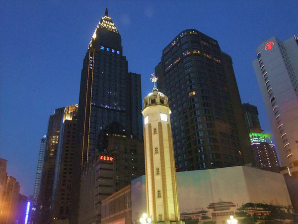 重庆解放碑的黄昏时分11