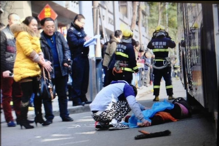 成都71路公交车失控1