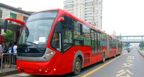 南昌首条BRT开通1