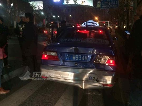 上海公交车司机连撞四辆出租车1