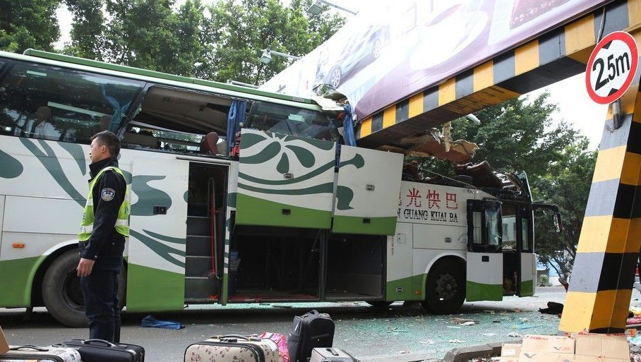 广东中山客车被限高架切头事故最新消息1