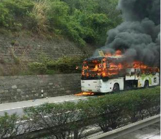 成绵高速德阳段客车突发起火1