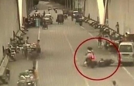 司机看美女导致连环追尾1