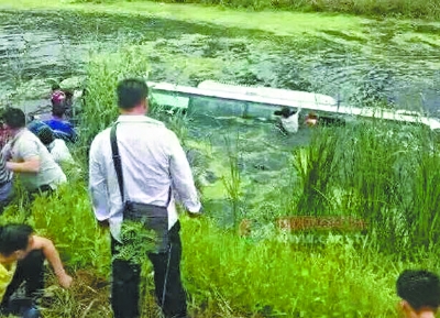 天津西青区客车坠河事故原因1