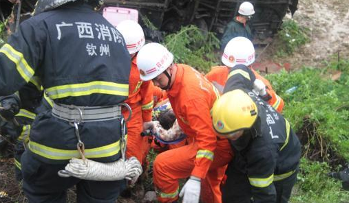 广西大巴车避让变道车翻落事故1