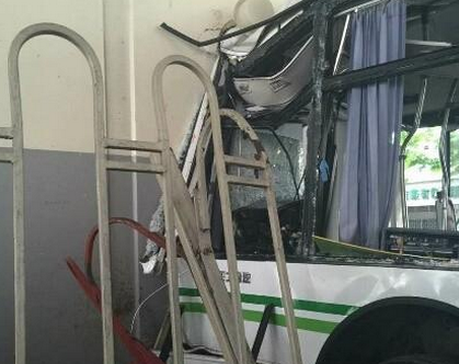 沪公交车撞高架立柱事故最新消息1