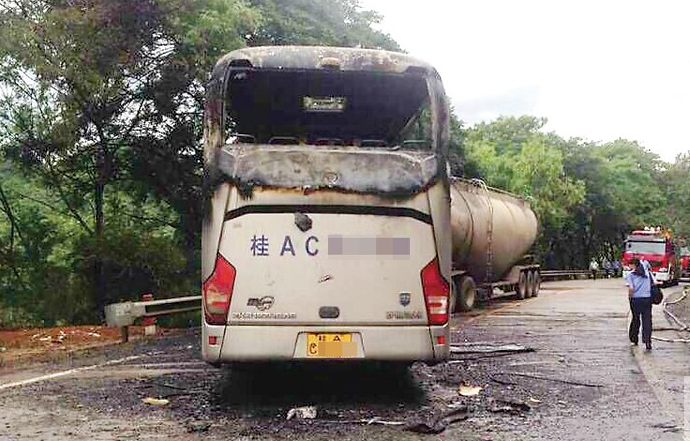 广西恭城大客车撞水泥罐车事故1