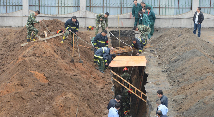 沈阳在建地铁十号线坍塌1