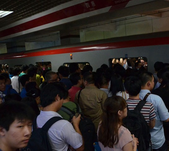 北京地铁八通线高峰停运半小时 大量旅客滞留