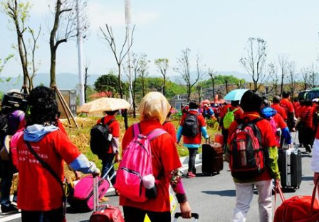 4月13日首趟“浪漫崀山号”高铁专列开通1