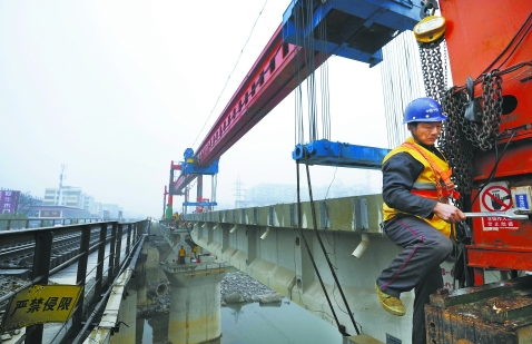 湘桂铁路扩能改造工程桃花江铁路桥吊装成功1