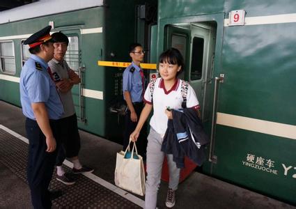 首趟新疆学生专列抵沪1