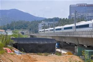 青秀区高铁沿线违建遭拆除1
