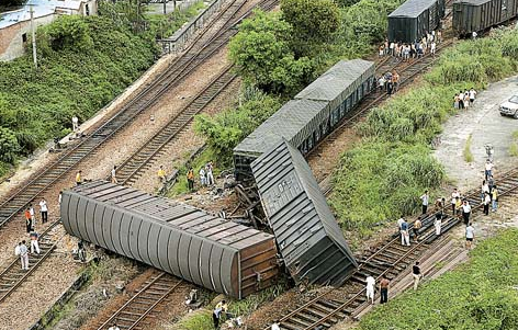 7月14日河南信阳货车脱线事故1