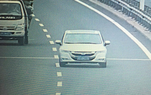 老人高速砸石拦车1