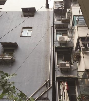 南京冒出楼靠靠1