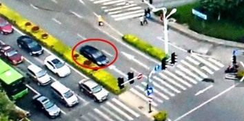 套牌车暴力冲卡1
