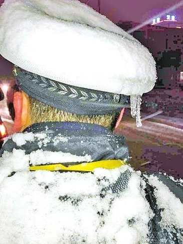 雪中执勤帽子结冰1