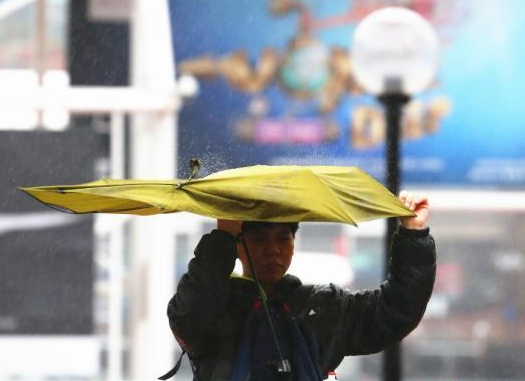 4月21日澳大利亚东岸遭遇强风暴袭击1