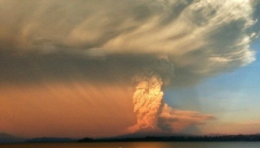 智利火山喷发血色漫天1