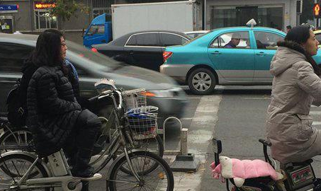 天津大风降温市民棉衣御寒 今天有雨气温再降1
