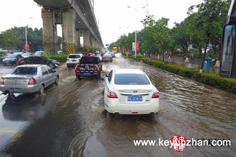 南方4省区再遭暴雨 华北等地喜降甘霖1