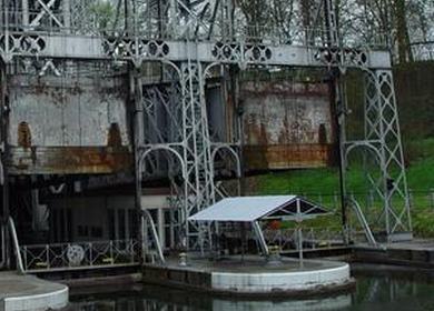 拉卢维耶尔和勒罗尔克斯中央运河上的四座船