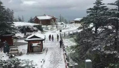 2016年5月峨眉山下雪了1