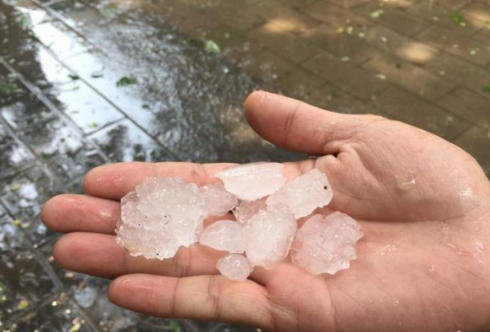 北京突迎阵雨冰雹1