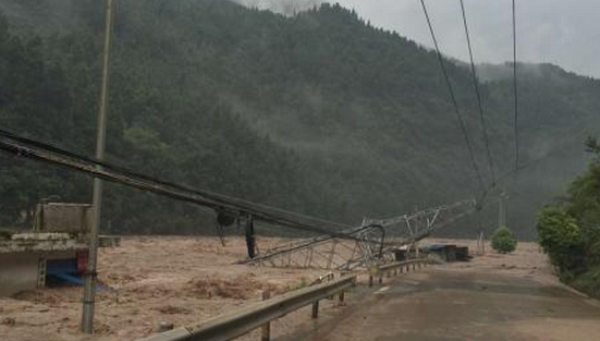 重庆遭暴雨袭击1