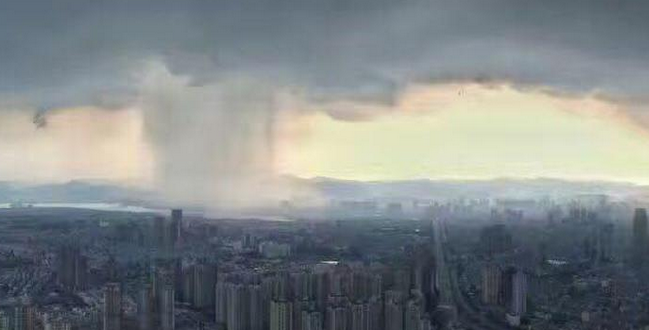 昆明主城区突降暴雨似云中瀑布1